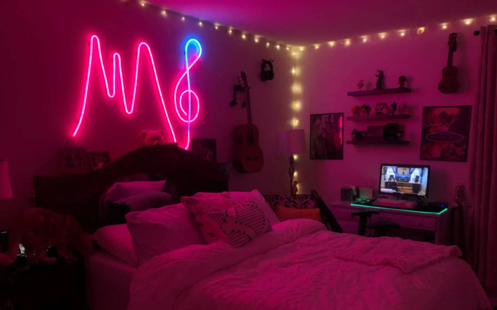 Das Schlafzimmer verfügt über LED-Streifenbeleuchtung in warmen Farben am Deckenrand sowie ein Neonseil in Form eines Violinschlüssels über dem Bett.