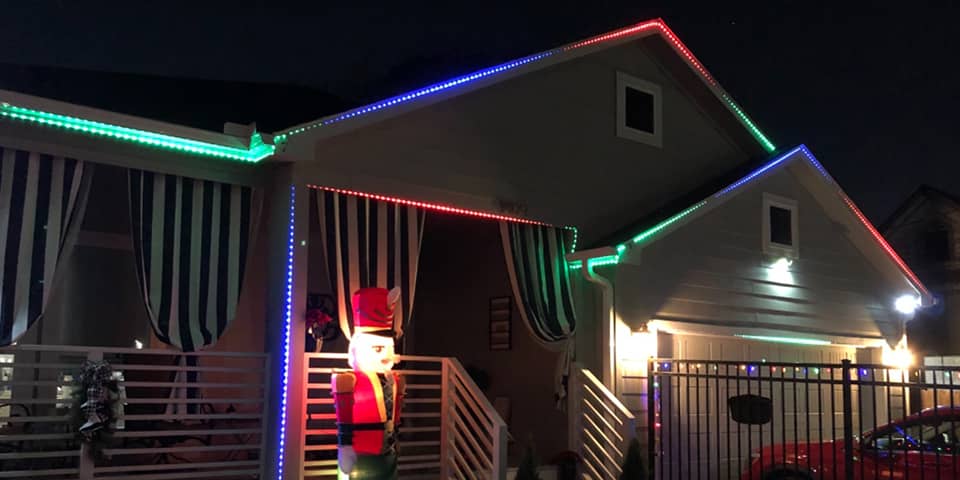 Die Außentraufen des Hauses sind mit traumfarbenen LED-Lichtleisten geschmückt.