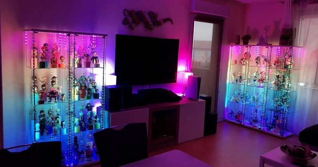 The display case with collectibles in the house was installed with LED strips and a variety of colors such as pink, green, blue, and purple were chosen for decorative lighting.