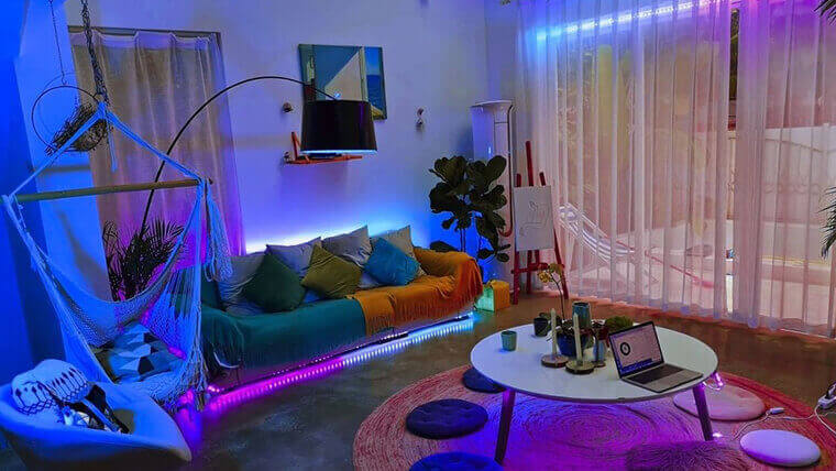 The sofa, curtains, and table in the living room were installed with RGBIC led strips and a fantastic rainbow of colors was chosen.