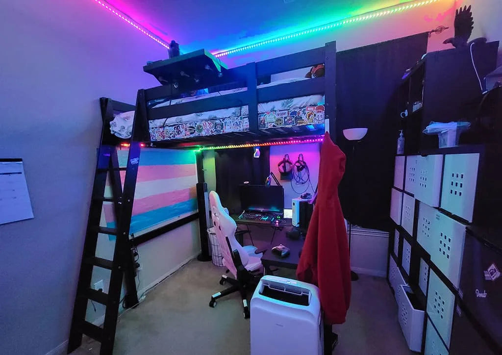 Unter dem Hochbett und an der Decke sind mehrfarbige LED-Streifen mit Regenbogenlicht angebracht.