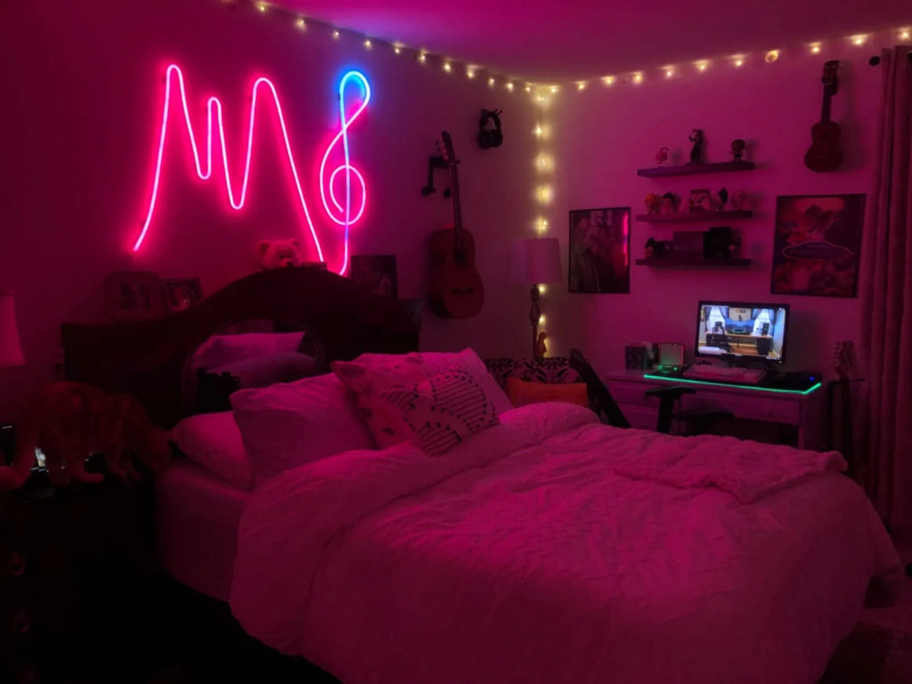 Ein Schlafzimmer mit roter Beleuchtung, dekoriert mit flexiblen Neonlichtern über dem Kopfteil des Bettes und selbstgemacht in Form von Musiknoten.