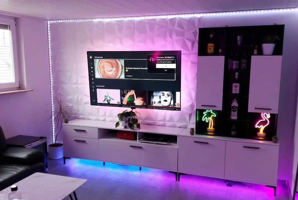 LED strips were installed at the edge of the ceiling in the living room as well as behind the TV and under the cabinets, and different colors of lighting were chosen for decor.