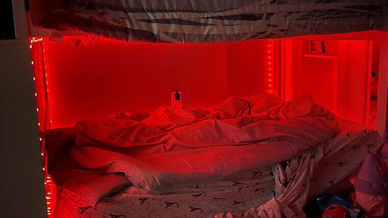 Das Schlafzimmerbett verwendet einen Acoshneon-LED-Streifen und wählt rotes Licht, um die Schlafqualität zu verbessern.