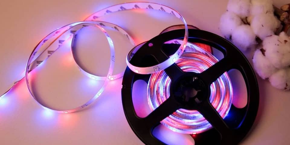 Color-changing light strip with multi-color display and segmented control.