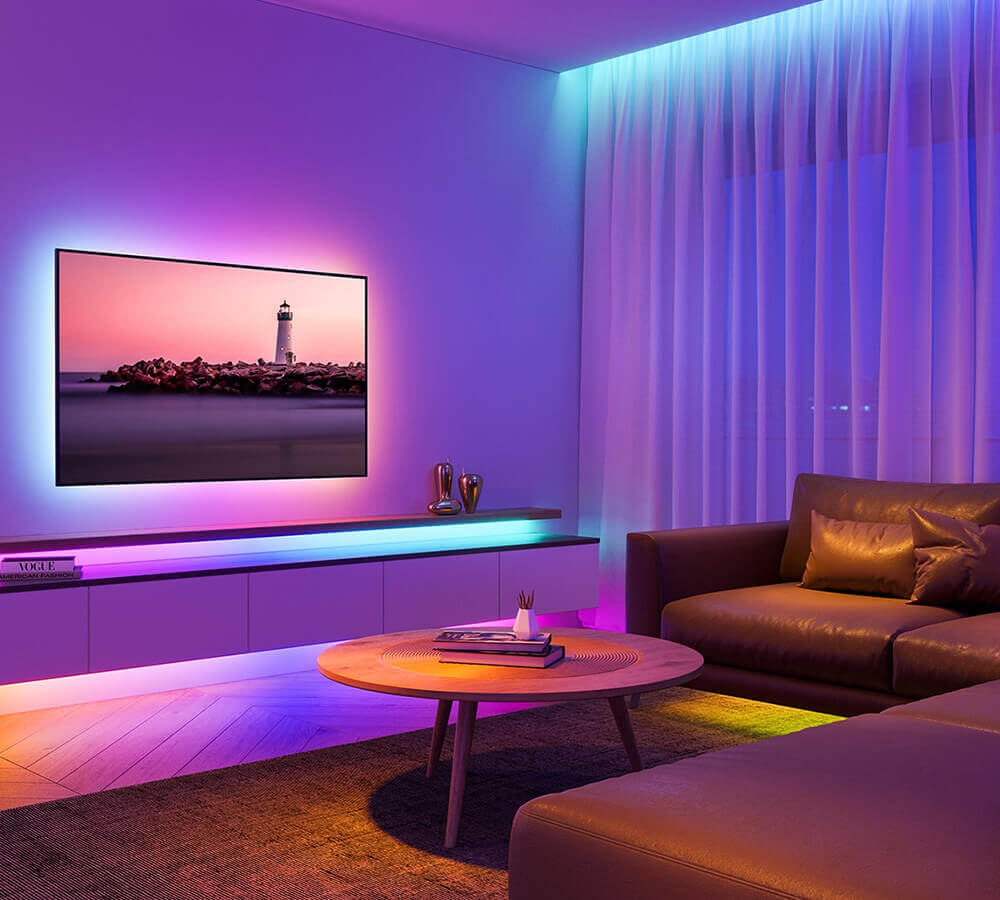 Das Wohnzimmer mit Fernseher und Sofa ist mit Acoshneon-LED-Lichtleisten dekoriert, die DreamColor-Lichteffekte ausstrahlen.