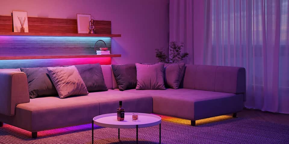 Der schattige Bereich des Sofas sieht gemütlicher aus, nachdem er mit regenbogenfarbenen LED-Lichtbändern dekoriert wurde.