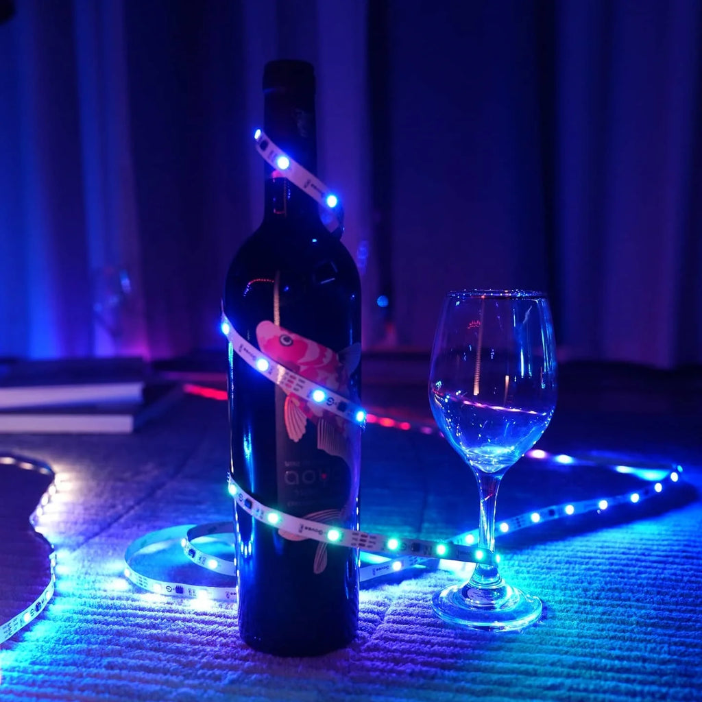 Blau leuchtende LED-Streifen, die um Weinflaschen und Kelche gewickelt sind.