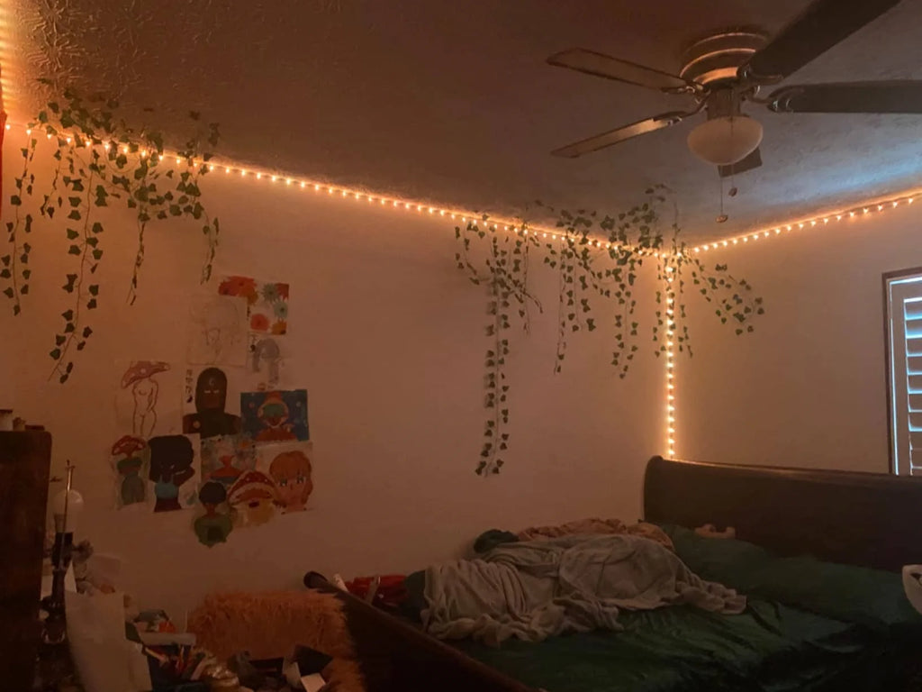 Ein Schlafzimmer wurde mit LED-Streifen an der Decke dekoriert und für eine stimmungsvolle Beleuchtung wurde auf orangefarbenes Licht gesetzt.