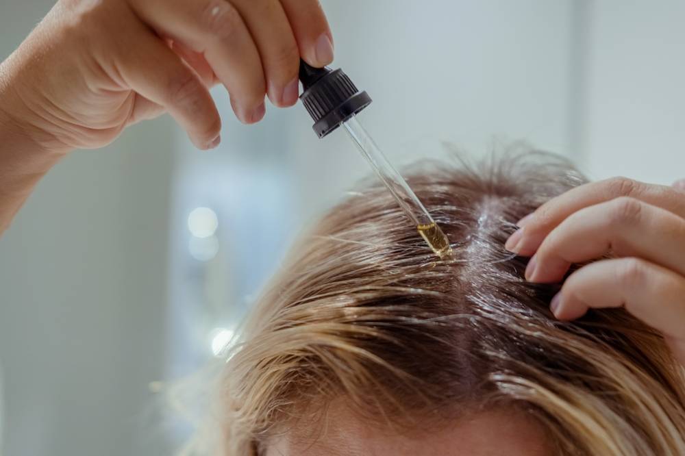 Comment se laver les cheveux pour éviter le psoriasis du cuir chevelu ?-2