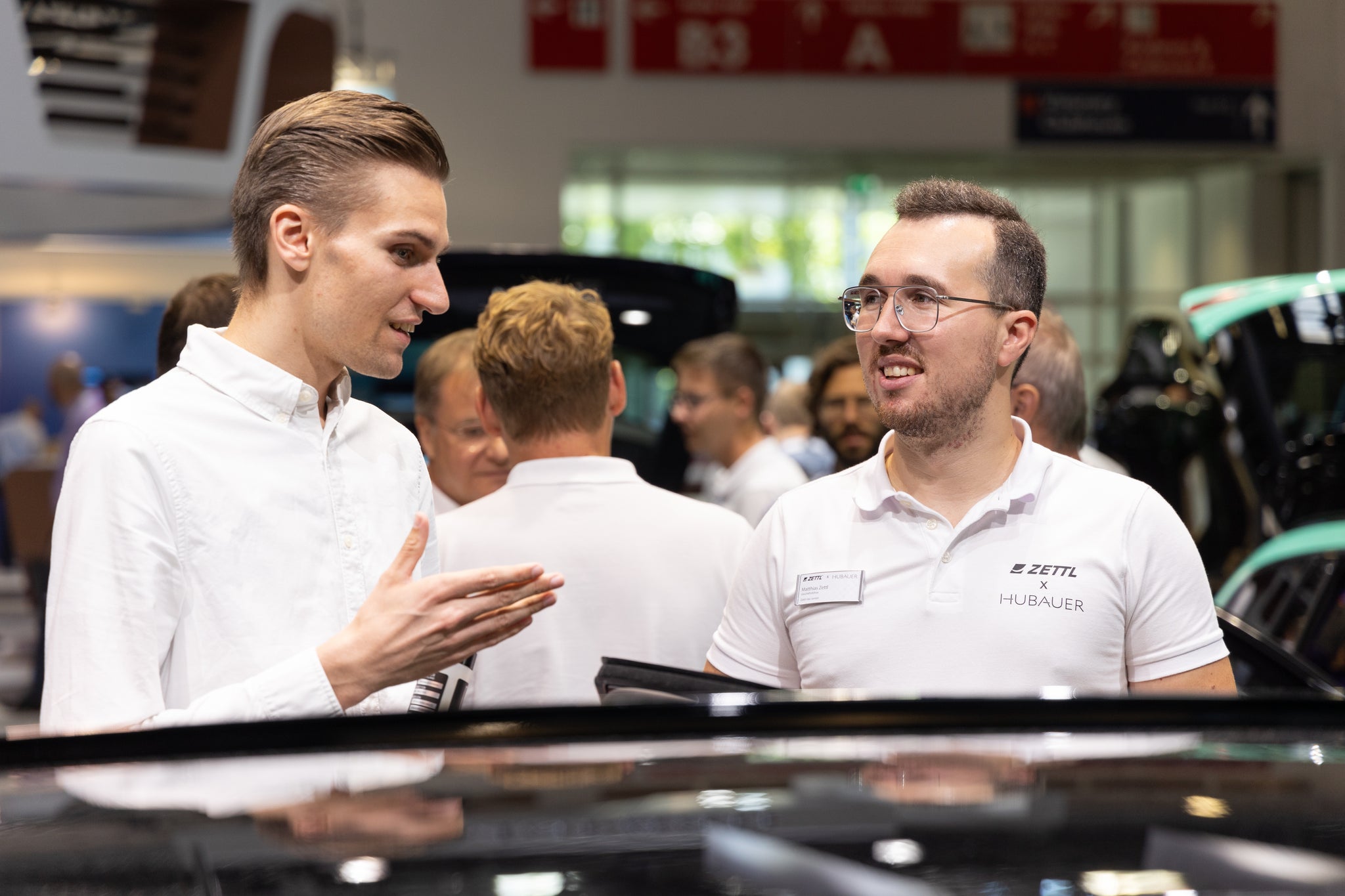 Nikolai Kulterer und Matthias Zettl von Zettl i-tec und KULT Premium Fahrzeugpflege über Leder und Lederreiniger vor BMW M3
