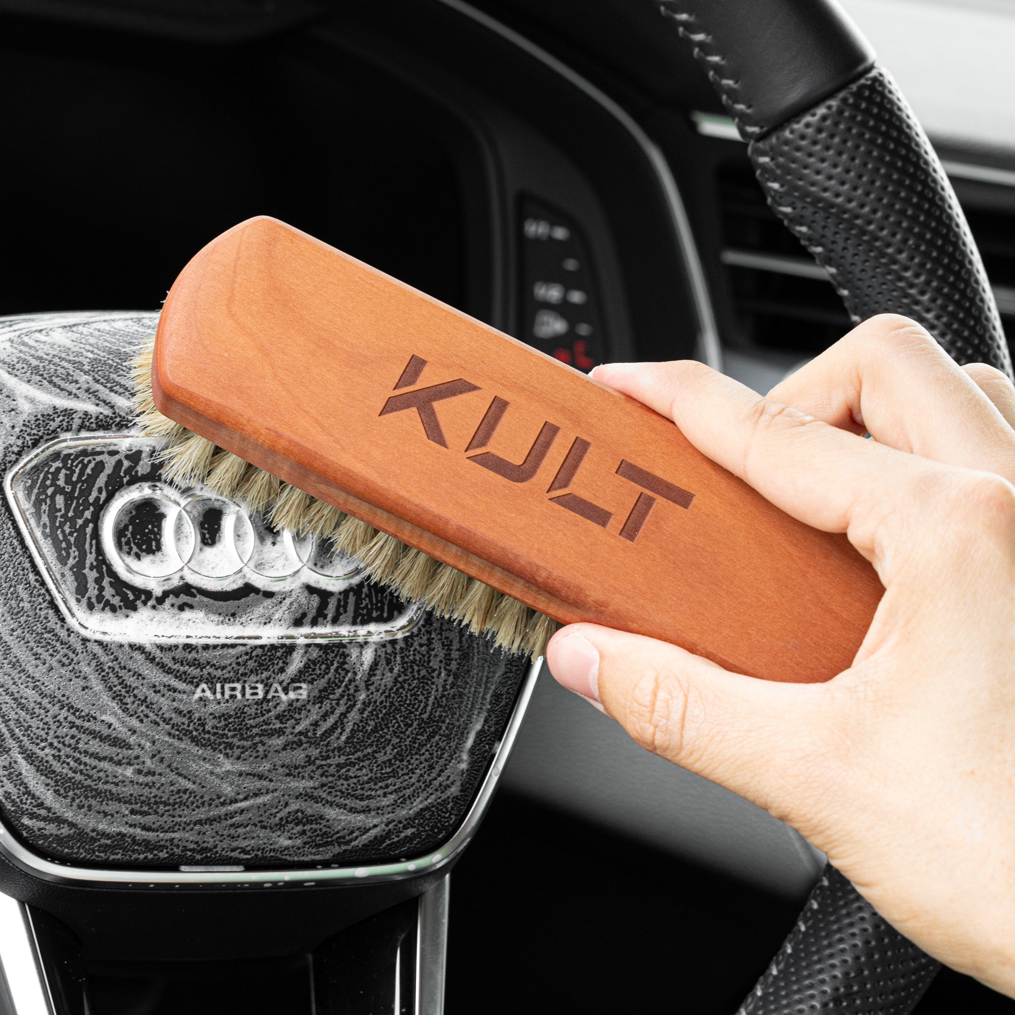 Wie reinige ich das Armaturenbrett im Auto? – Kult Premium