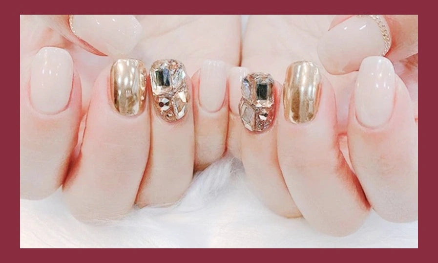 Nail màu vàng xà cừ với năng lượng ấm áp, làm tăng độ sang trọng cho đôi tay