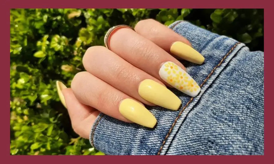 Sắc xuân ùa về trên những mẫu móng tay màu vàng với họa tiết cánh hoa