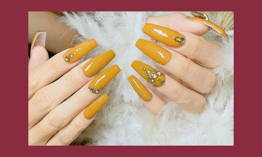 Thăng hạng cho đôi tay với mẫu nail vàng đính đá sang chảnh