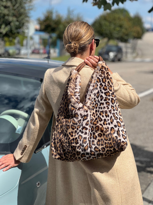 Street Style Vigo. Camisa blanca con bolsillo de animal print