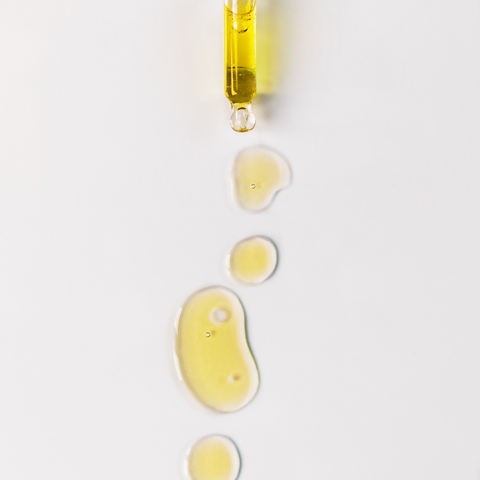 Drops of a face oil