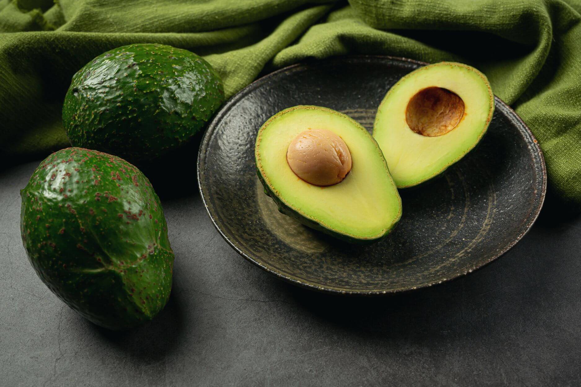 6 Lebensmittel, die den Blutzuckerspiegel stabil halten - Avocado