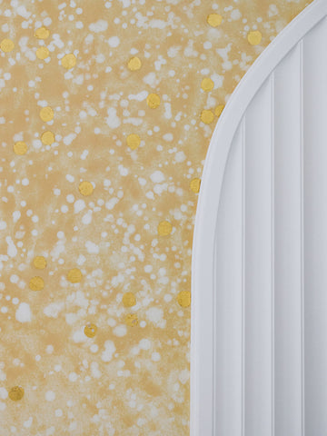 Focus on the Neige Jaune wallpaper and its artisanal gilding made by Solène Eloy