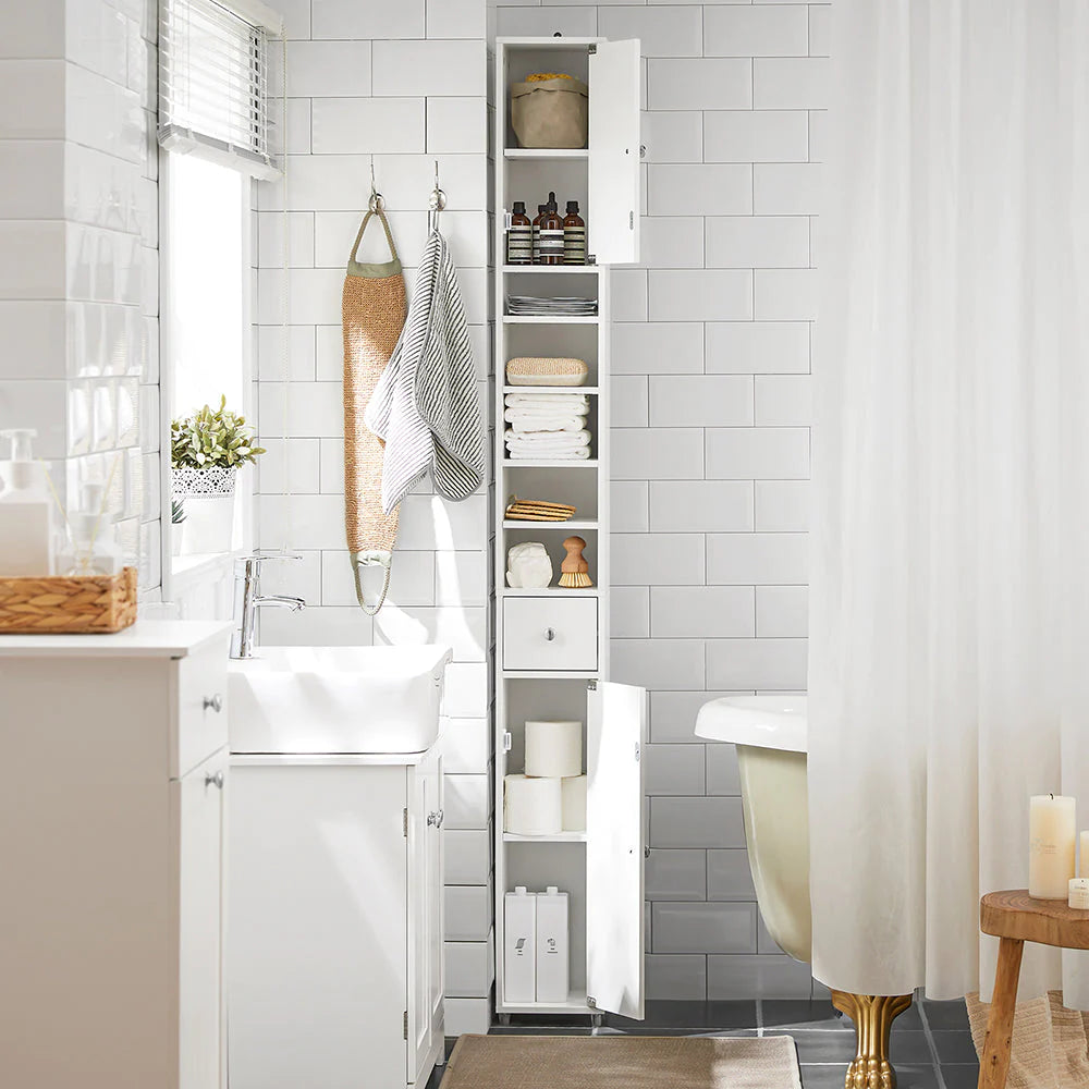 Stilfuldt skab til badeværelset - perfekt til opbevaring af håndklæder og toiletartikler, hvid