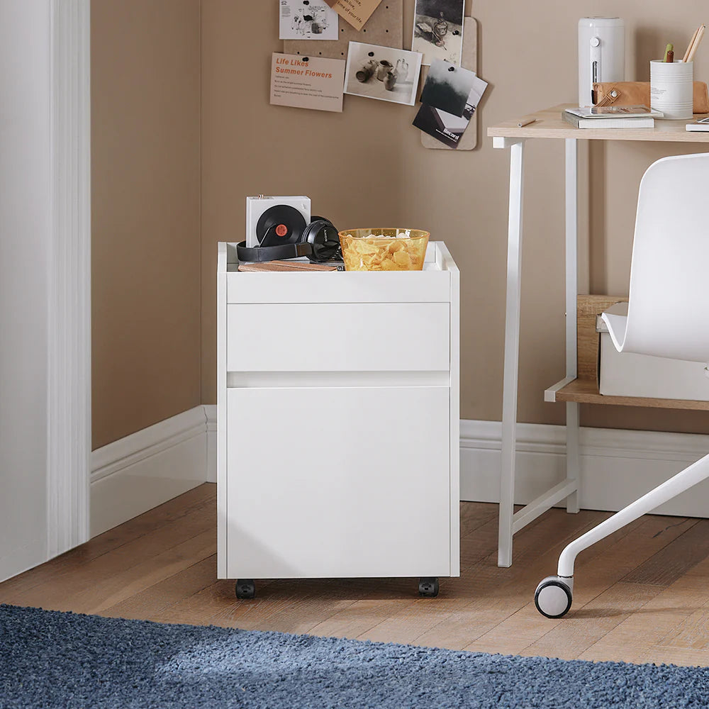 #2 - Moderne sengebord / natbord / sidebord / kontorbord i skandinavisk look, 4 hjul, hvid