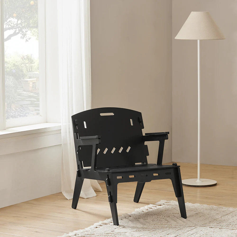 Billede af Smuk stol i enkelt, moderne udtryk, 55x72x70 cm, sort