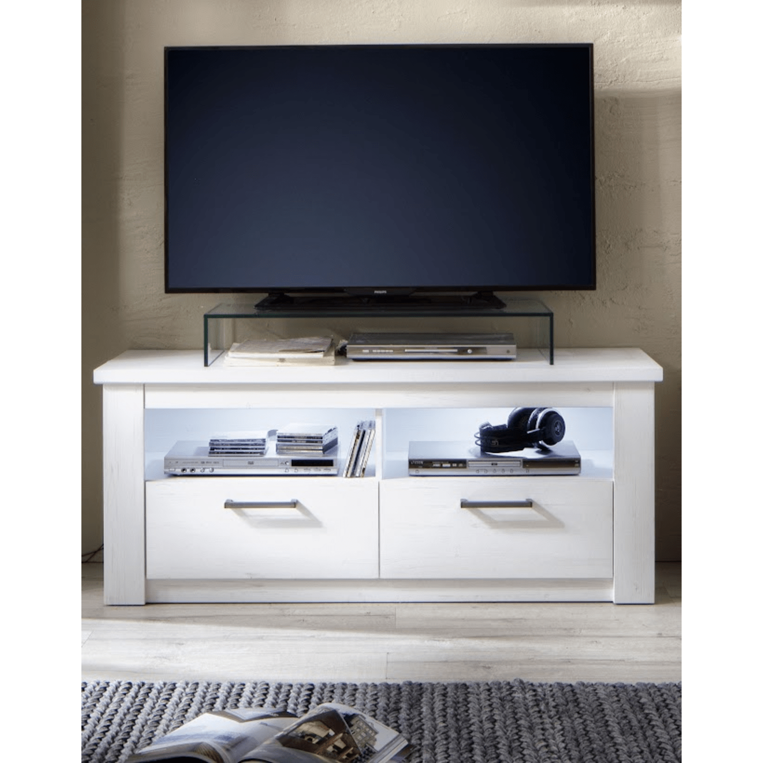 Se TV-møbel med 2 skuffer og åbne rum Pinie hvid med struktur kunstfiner hos Lammeuld.dk