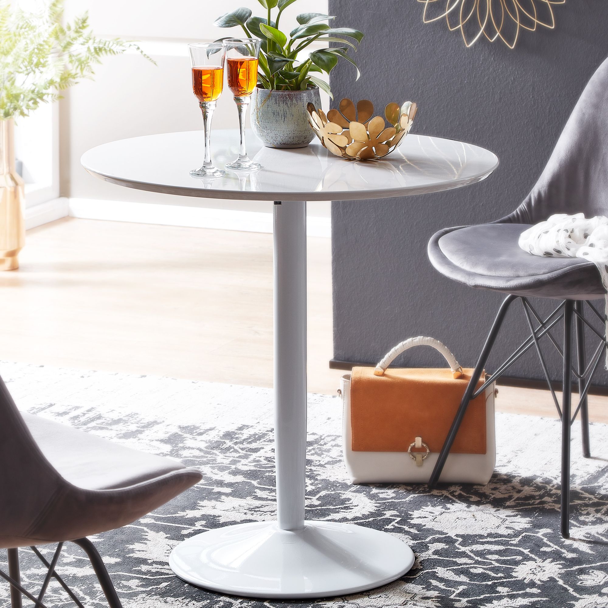 Billede af Lille spisebord i minimalistisk skandi-look, 75x75x74 cm, hvid højglans