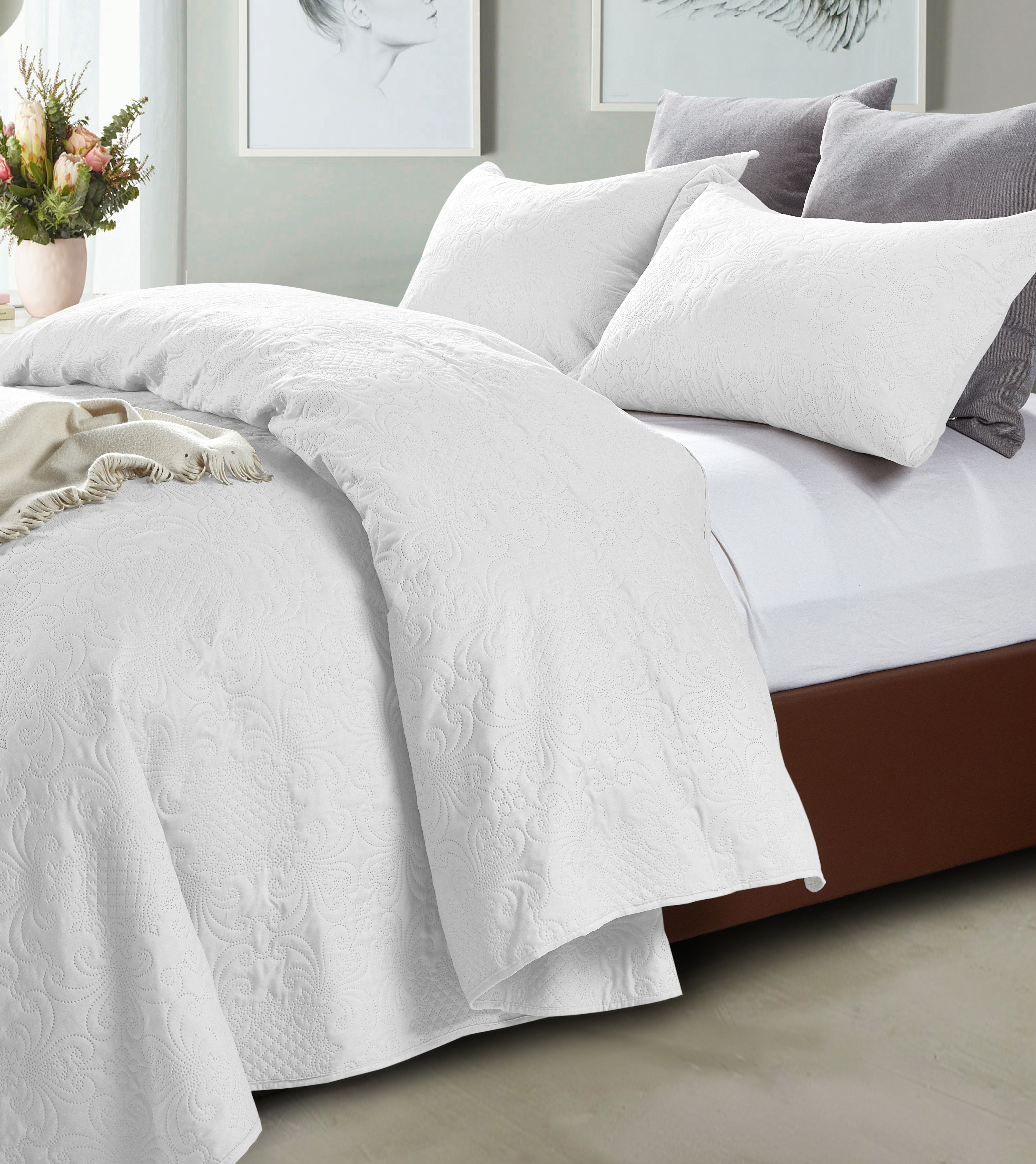 Se Clara sengetæppe med 2 pudebetræk, hvid, 260 x 250 cm hos Lammeuld.dk