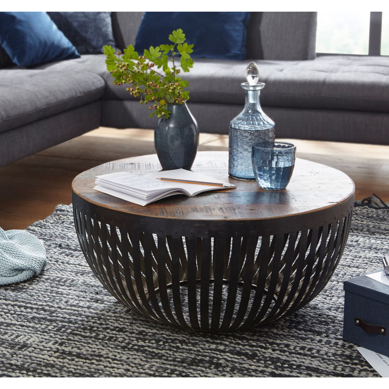 6: Smukt og bæredygtigt sofabord med metalben i genanvendt træ, industrielt look