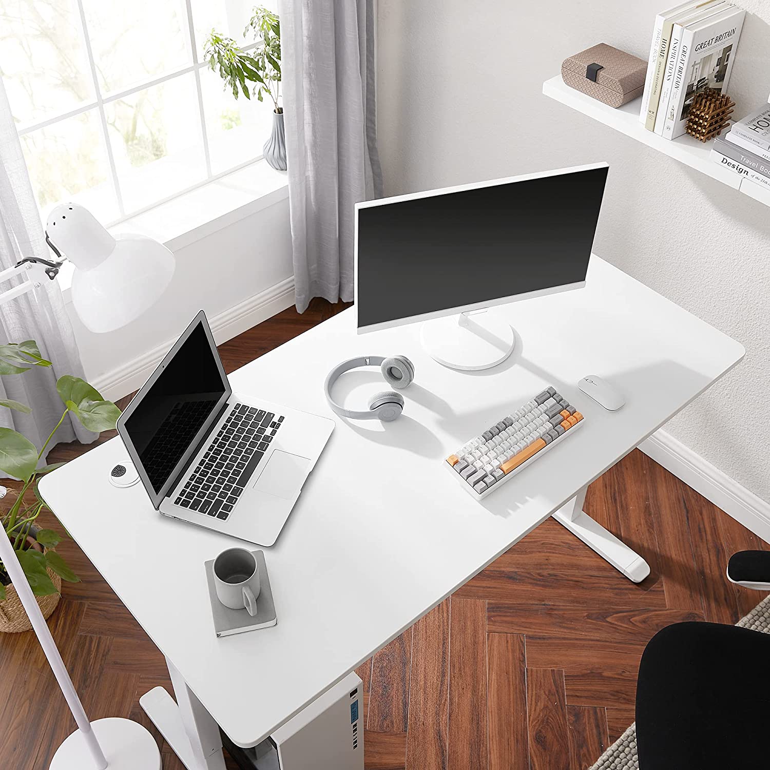 Se Skab et moderne workspace! Hvid hævebordsplade med afrundede hjørner til dit elektriske hævebord hos Lammeuld.dk