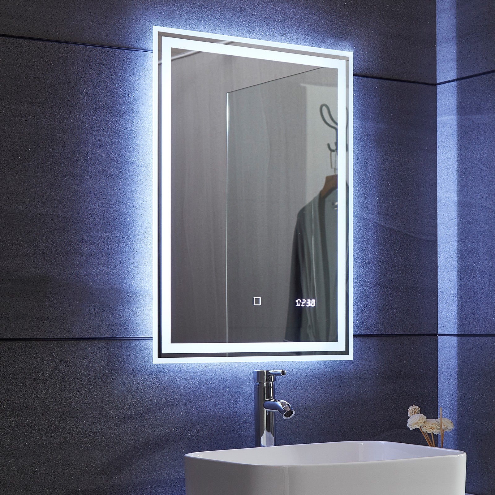 Se Aquamarine ® LED badeværelsesspejl - 50x70 cm, dugfrit, dæmpbart med touch, digitalt ur hos Lammeuld.dk