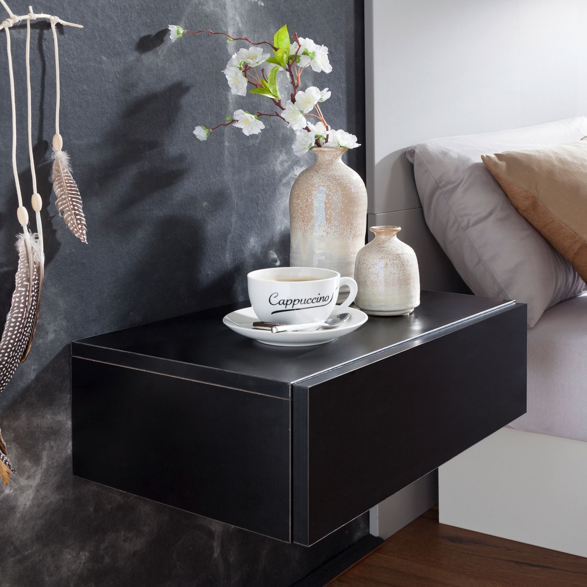 Se Enkelt natbord i tidløst design, sort hos Lammeuld.dk