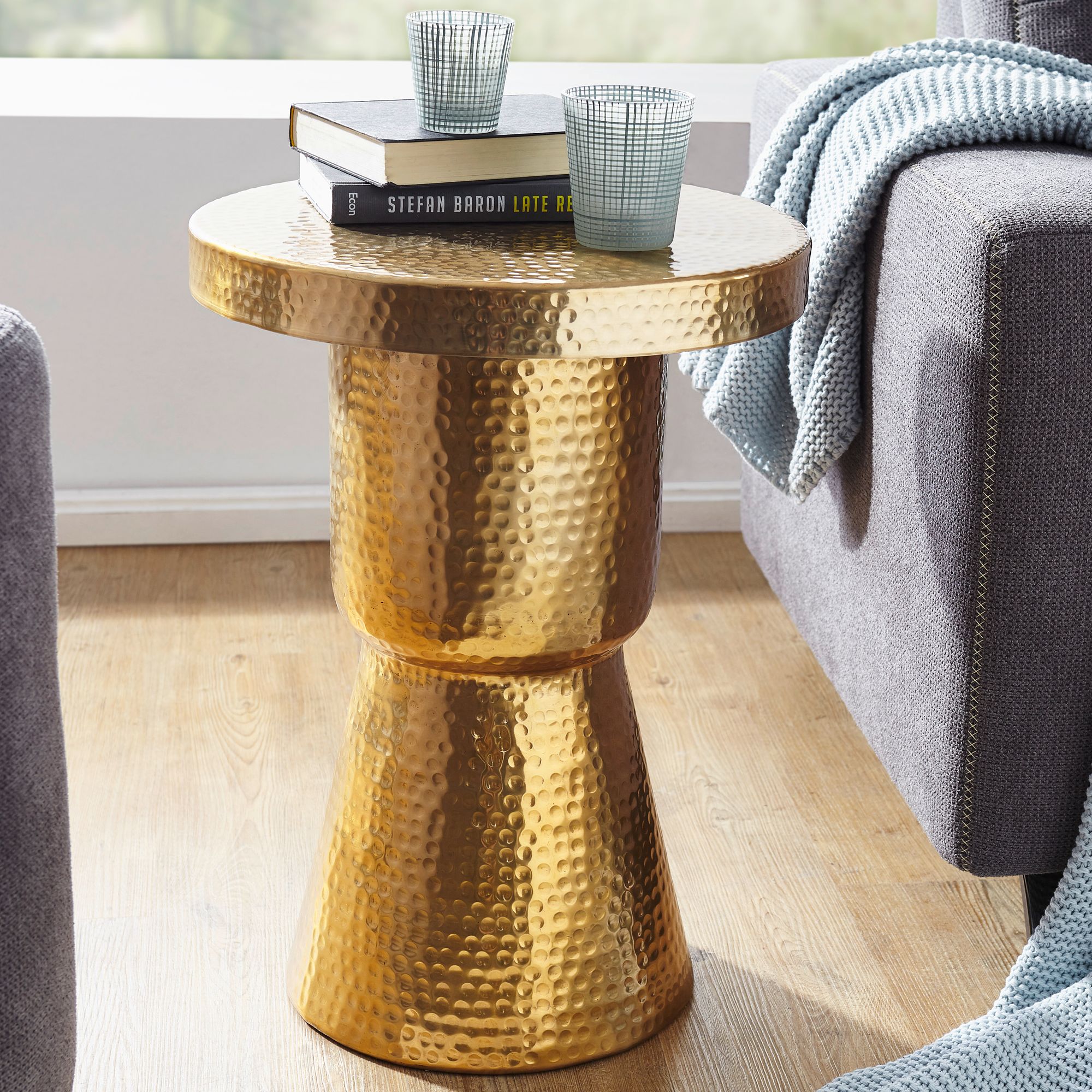 Billede af Ekstravagant bord i aluminium, guldfarvet