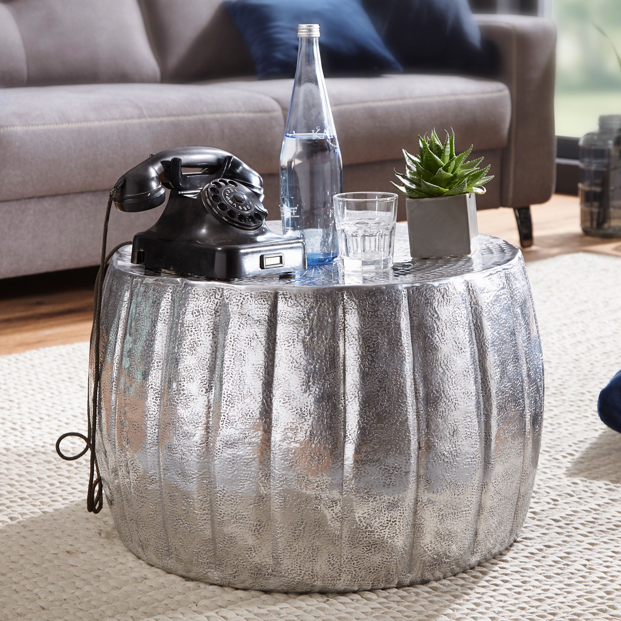 Billede af Rundt sofabord i aluminium, sølvfarvet