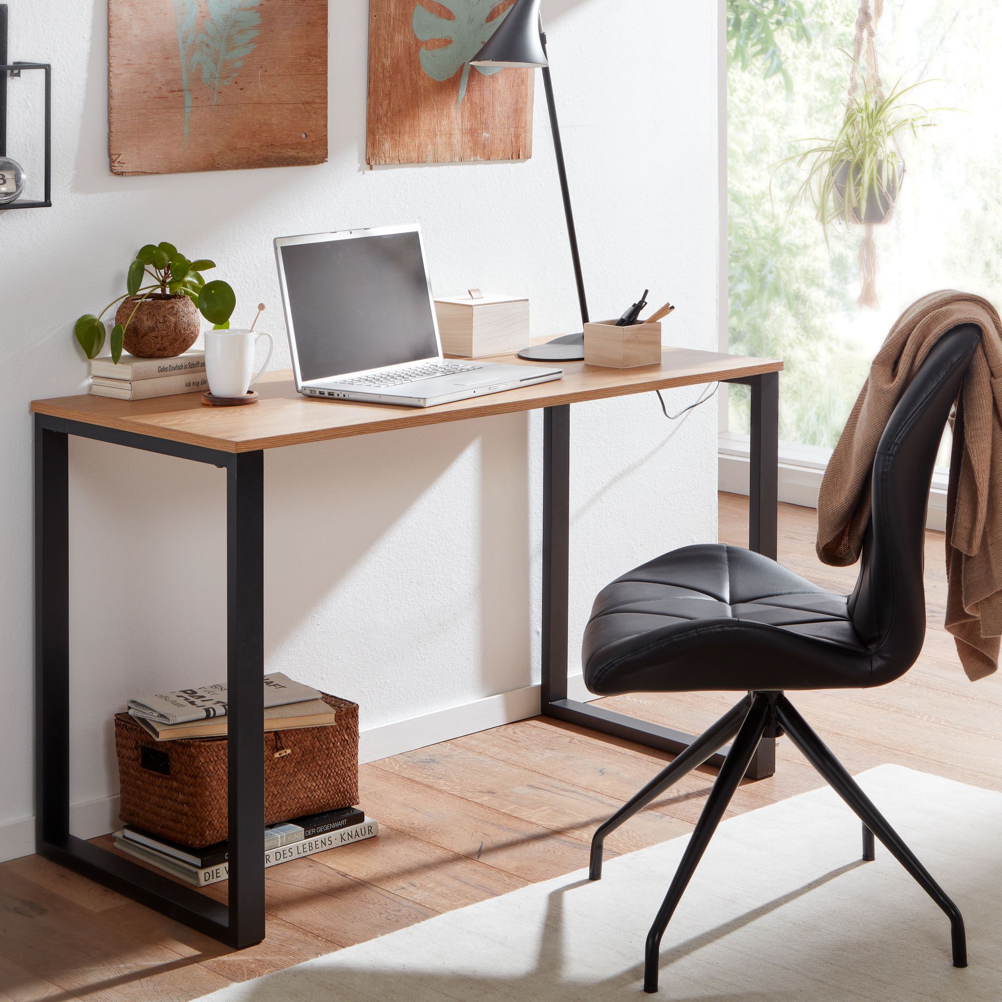 Se Stilfuldt skrivebord i japandi look, 120x60x76 cm, sort og naturfarvet eg hos Lammeuld.dk