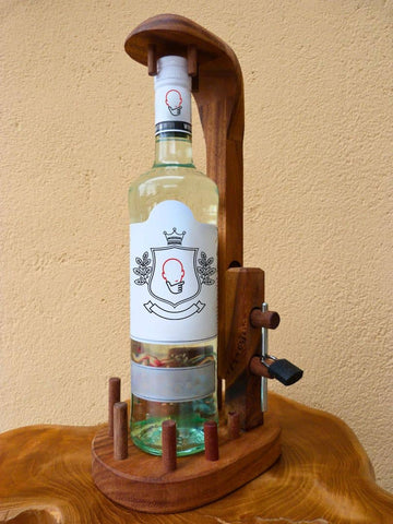Flaschentresor aus Holz mit einer großen Flasche bestückt.