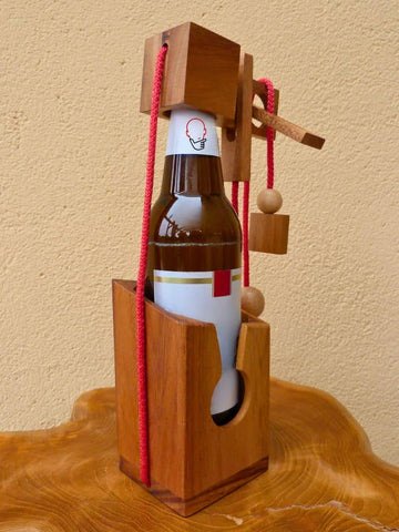 Flaschensafe aus Holz mit einer Bierflasche bestückt.