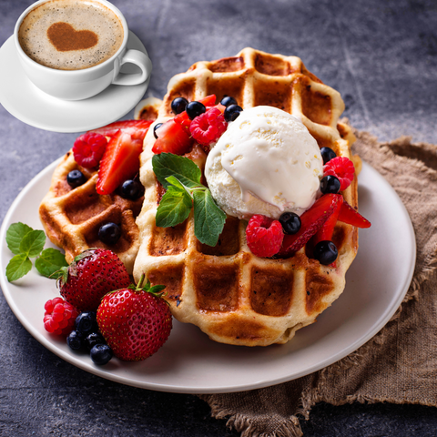 Waffeln ohne Zucker mit Beeren und Quarkcreme