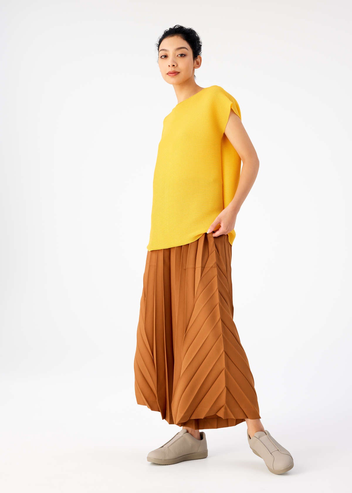 me SQUARE STRETCH PLEATS ナッツブラウン