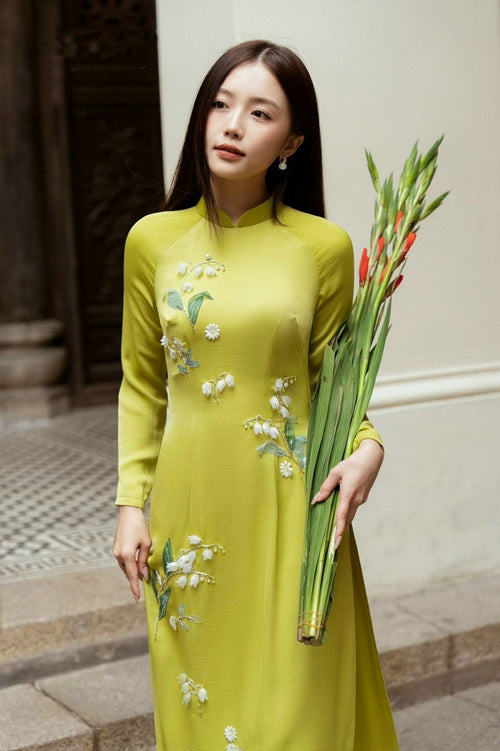 Hãy mặc chiếc Áo Dài US xinh đẹp này để thể hiện vẻ đẹp của truyền thống Việt Nam với sự thanh lịch và duyên dáng. Mẫu thiết kế này được sản xuất bởi các nghệ nhân bậc thầy giỏi nhất và đảm bảo sẽ làm bạn nổi bật trong bất kỳ sự kiện nào.