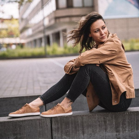 Sneaker marroni Donne a piedi nudi