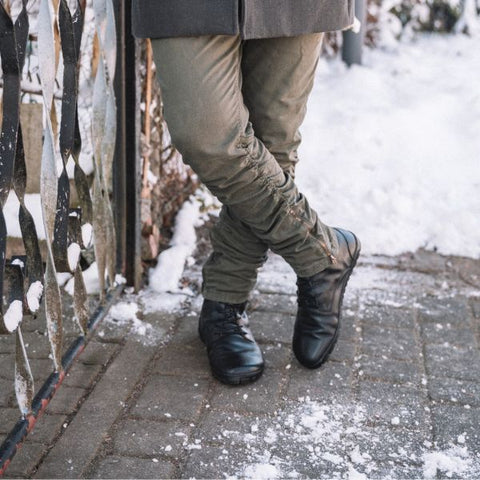 zwarte heren winterschoenen op blote voeten