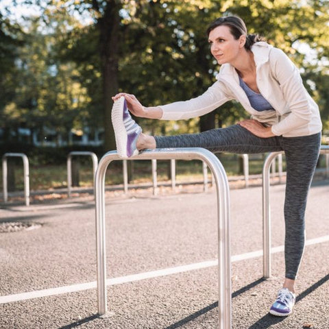 Sport nelle scarpe a piedi nudi donne