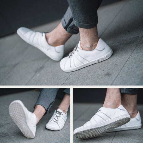 Witte sneakers blote voeten schoenen