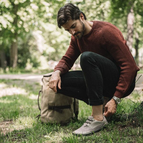 veganistische buitenschoenen op blote voeten