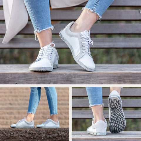 Witte sneaker op blote voeten schoenen