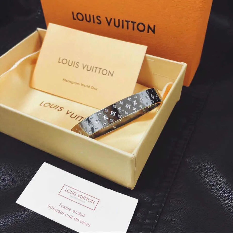 LV Louis Vuitton Full Rhinestone Luxury Bracelet Bracelet Person
