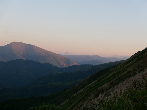 TREKKING: SPECTACULAR BIVOUAC AT THE SUMMIT OF IRUBELAKASKOA