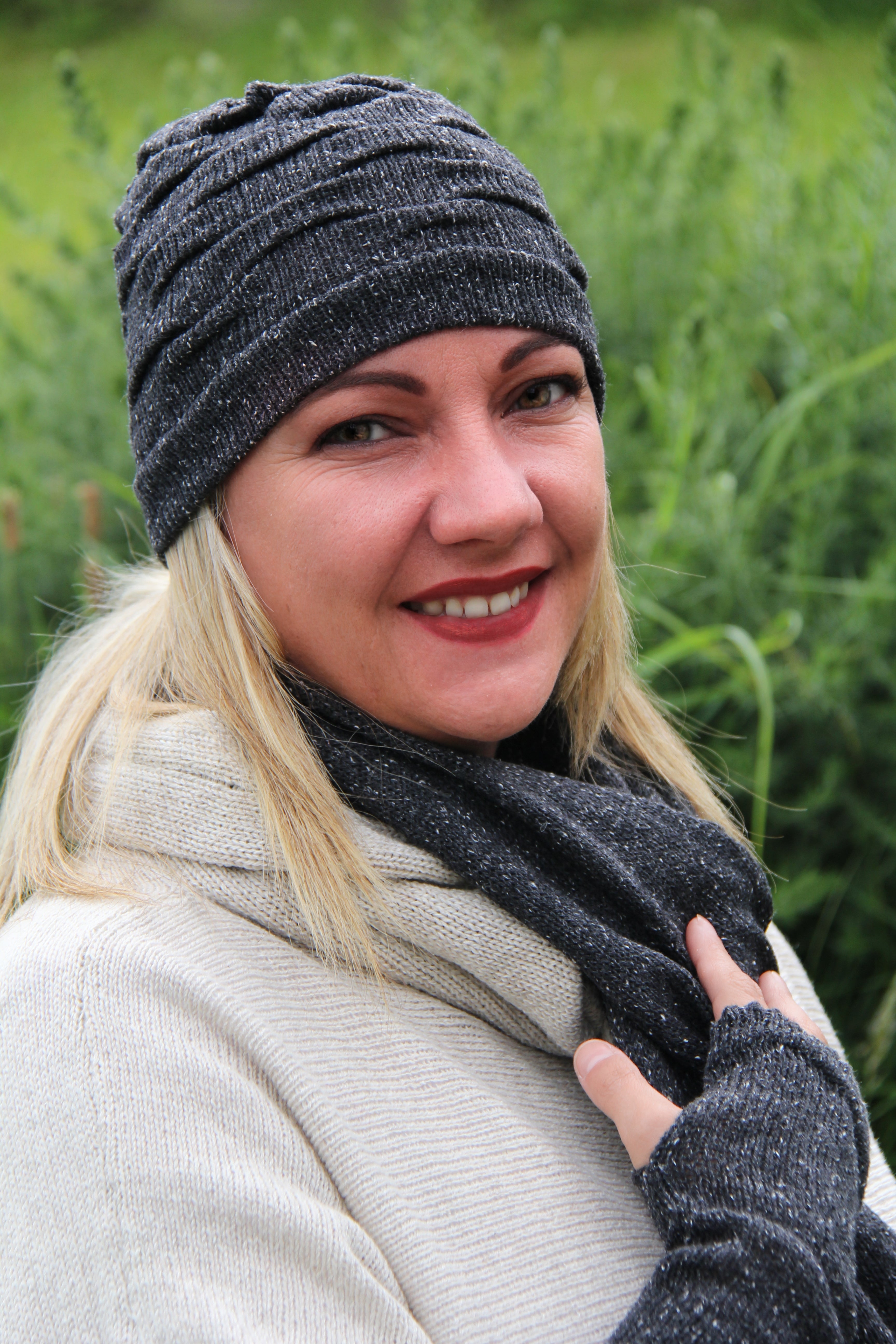 Tuck Trio Hat, Scarf and Glove Set (Volga 50/50 Yarn) – Shuttle Knit